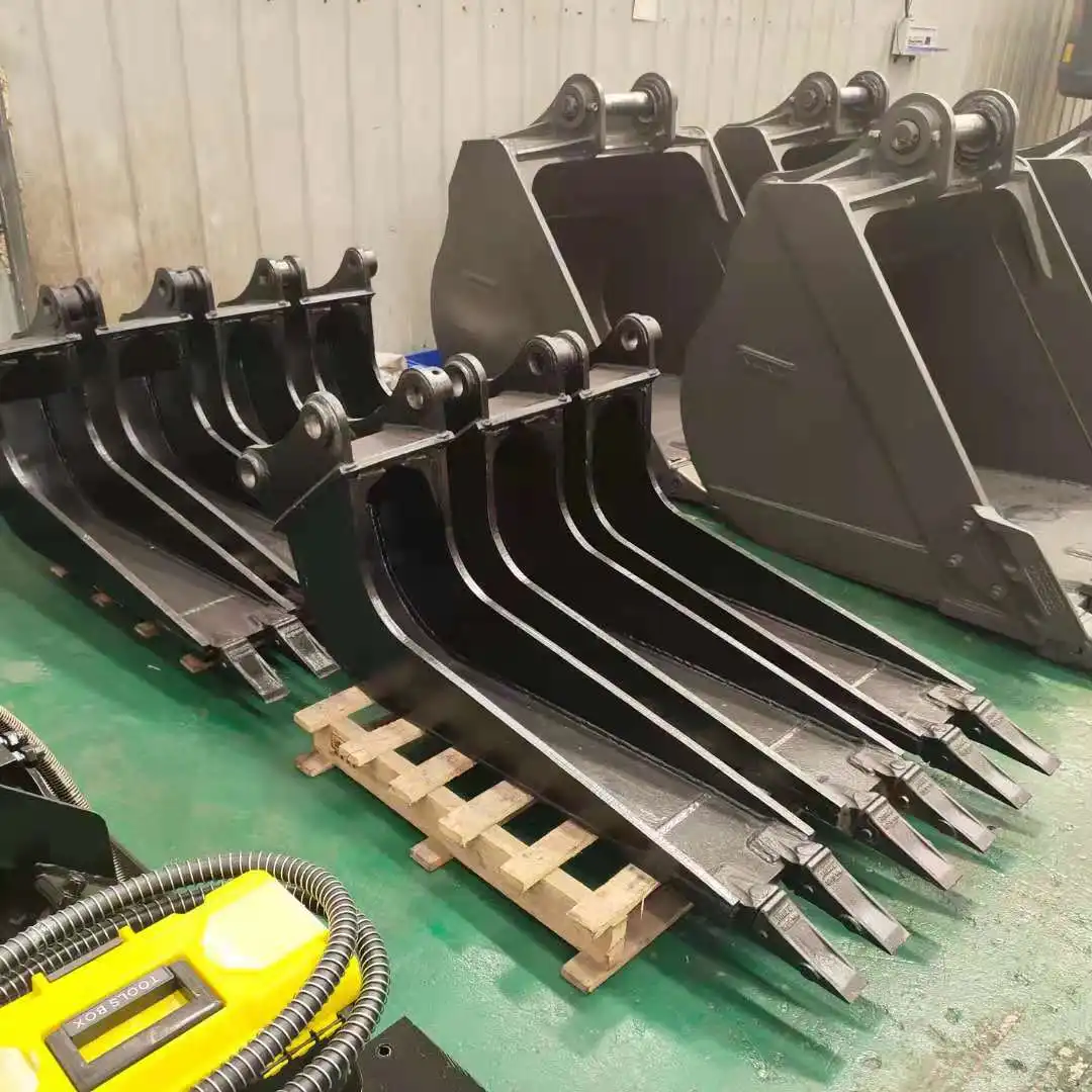 What are the discharge methods for the excavator ballast cleaning hopper?